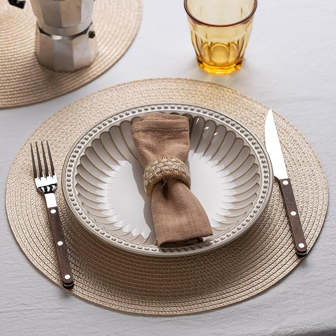 Round Placemats Set of 4 Plastic Woven Placemats Washable Wipeable Table Mats for Dining Table Heat Resistant Non-Slip Circle Place Mats（Beige